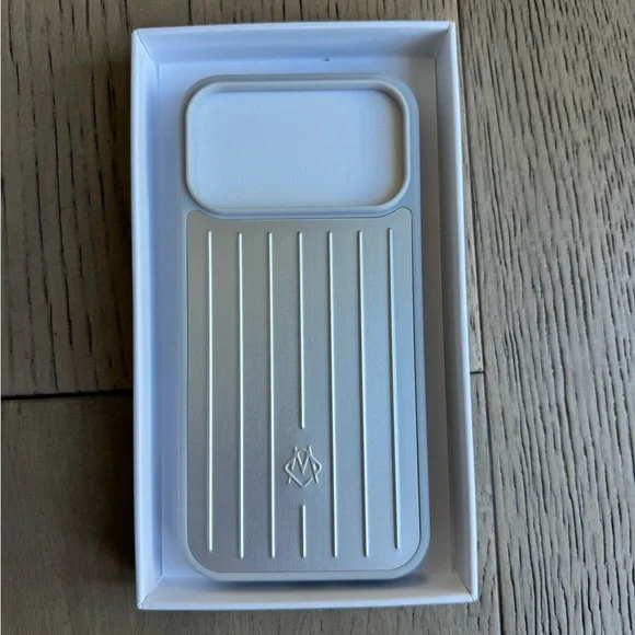 Rimowa iPhone case Aluminum iPhone 17 pro - Picture 2 of 9